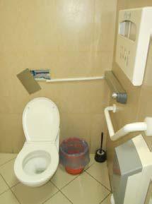 Pristupačan toalet u prizemlju fakulteta. 