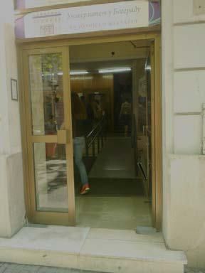 Ulaz u zgradu fakulteta (iz Knez Mihailove ulice), sa rampom u hodniku